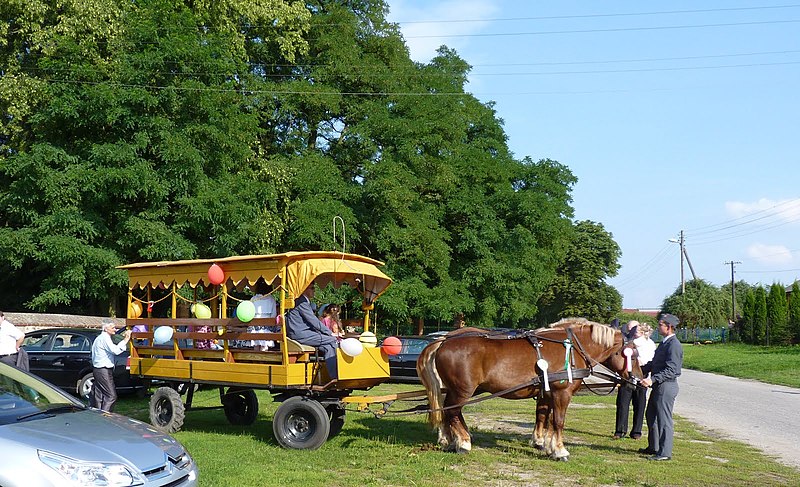 File:Glesno - dzisiaj atrakcją jest taki pojazd - panoramio.jpg