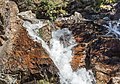 Waterval aan het begin van de bergweg.