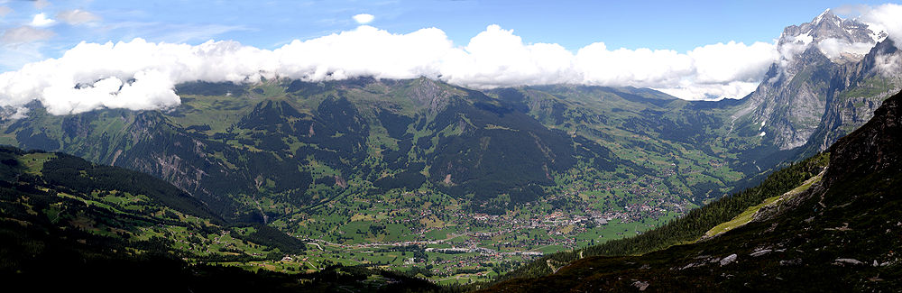 Širokoúhlý snímek pohledu na Grindelwald od Kleine Scheideggu