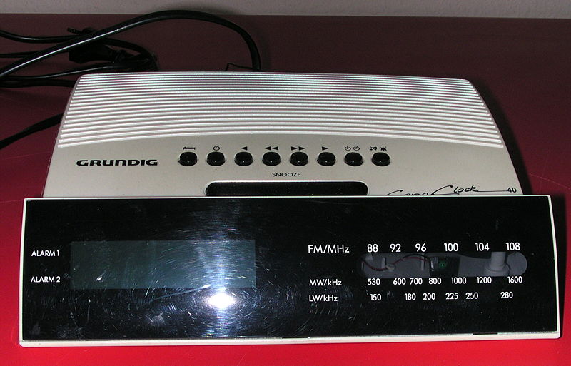 File:Grundig Sonoclock 40 weiß v.jpg