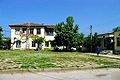 La place centrale de Gougoutka et la mairie annexe (sur la droite)