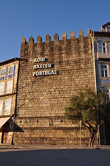 Guimarães es conocida como la ciudad donde nació Portugal, frase escrita en una de las torres de la muralla.