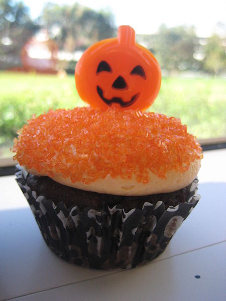 File:Halloween cupcake with organge sprinkles and pumpkin.jpg