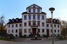 Das 1806/07 nach einem Entwurf des Architekten Johann Traugott Lohse erbaute „Herrenhaus“ der Spinnerei Bernhard in Chemnitz-Harthau