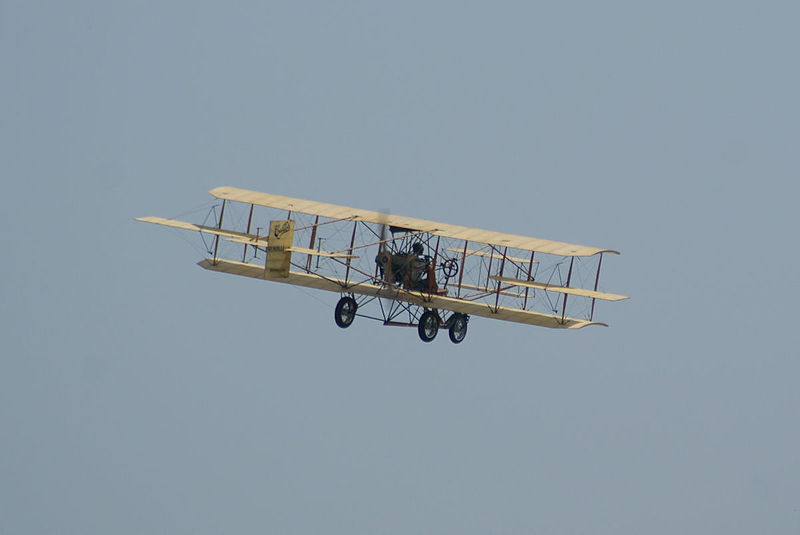 File:Herring-Curtiss Pusher 1909 Model D replica NX909JJ FromL 2nd Pass 16 FOF 29June2012 (14403926318).jpg