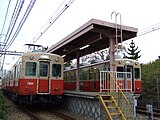 東鳴尾駅にて、交換する列車。 （2008年）