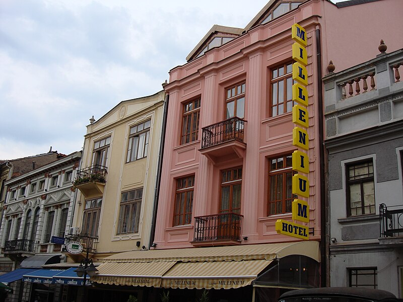 File:House in Bitola, macedonia.JPG