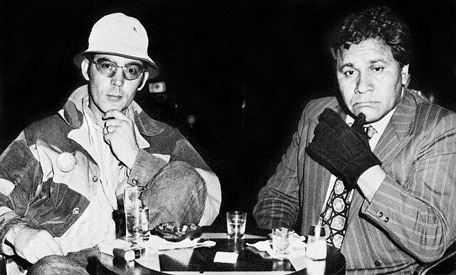 Retrato fotográfico de Hunter S. Thompson e Oscar Zeta Acosta na sala Baccarat do Caesars Palace, em Las Vegas, Nevada