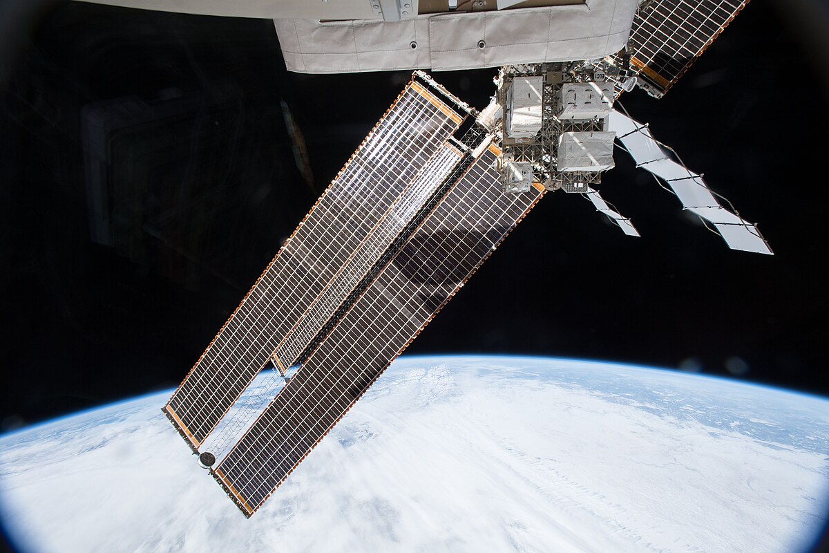 Истории спутников. Дыры в солнечных панелях МКС. Solar Panels ISS. ISS Solar Panels Size. ISS Solar array Size.
