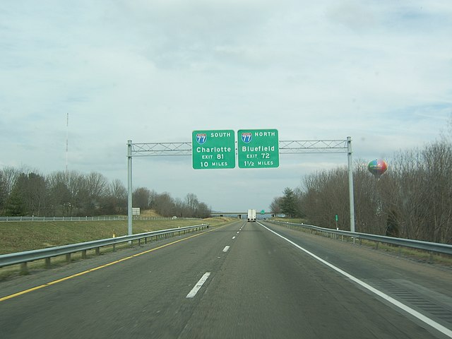 I-81 northbound at the southern end of the I-77 concurrency