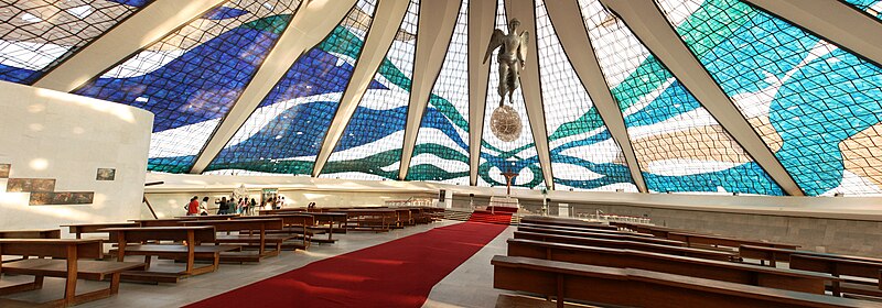 File:Interior Catedral de Brasília.jpg