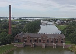 Ir. D.F. Woudagemaal met op de achtergrond het Stroomkanaal