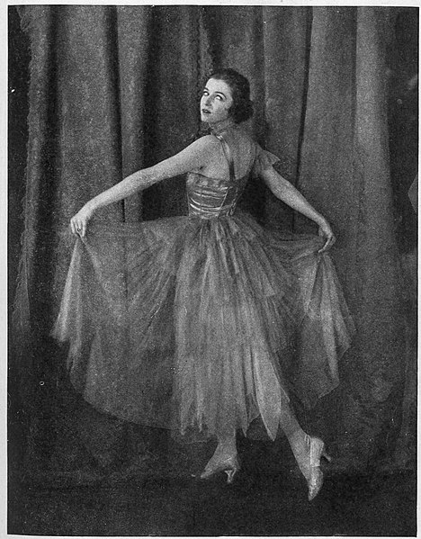 File:Irene Castle Ball Gown before 1917.jpg