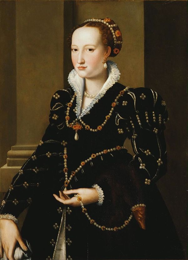 Portrait of Isabella de' Medici, by Alessandro Allori, Uffizi, Florence. The pearls and roses of Isabella's attire symbolise the union of the Medici a