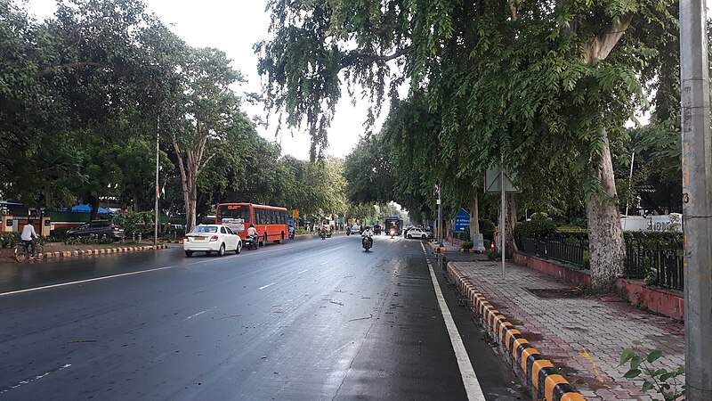 File:Janpath, a road in New Delhi 07.jpg
