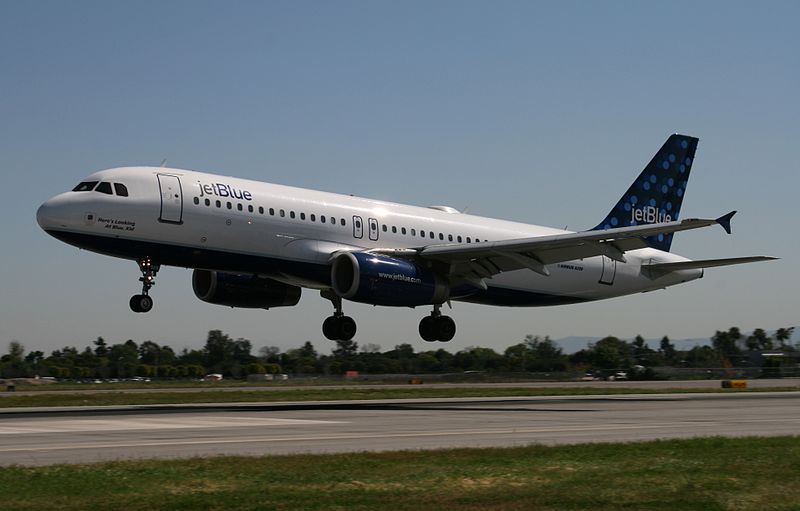 File:JetBlue RWY 30 (3396976705).jpg