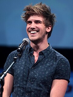 Joey Graceffa puhumassa VidConissa vuonna 2014.