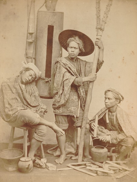 File:KITLV 90763 - Isidore van Kinsbergen - Indigenous guards Batavia - Around 1865.tif