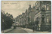 Die 1888 angelegte Straße Am Holzgraben, im Vordergrund links die Villa Köhler; Ansichtskarte Nr. 1019 von Karl F. Wunder, um 1900