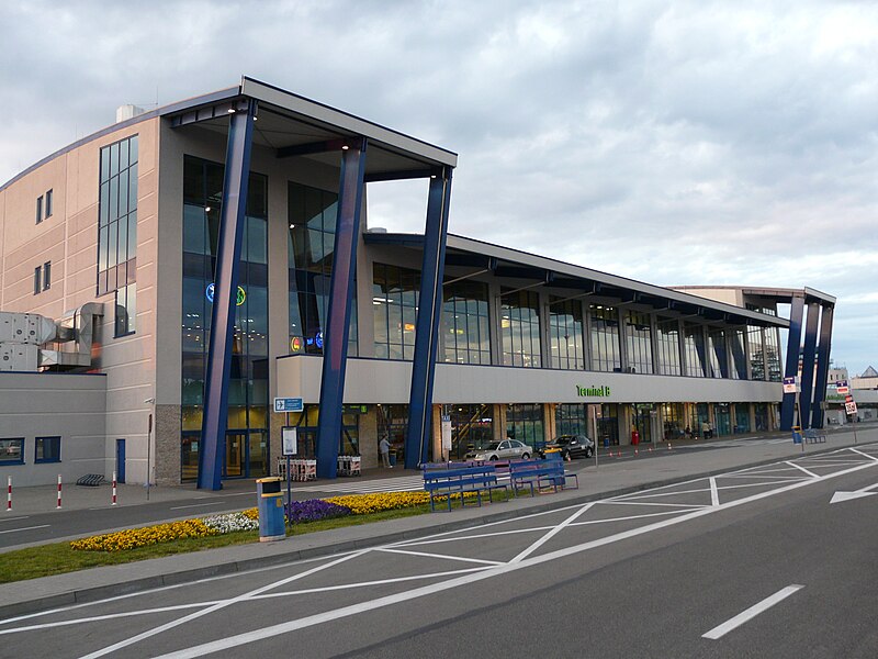 File:Katowice-Pyrzowice - terminal B.jpg