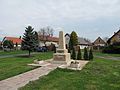 Čeština: Pomník padlým za 1. světové války v Kněžičkách. Okres Nymburk, Česká republika. English: World war I memorial in Kněžičky village, Nymburk District, Czech Republic.