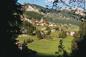 Left the Kreuzspitze, right the Paresberg, in front the main town Wengen