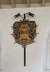 Fil:Kristianopels kyrka Interiör Begravningsvapen 01.jpg