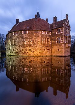 Le château de Vischering, à Lüdinghausen (Rhénanie-du-Nord-Westphalie). (définition réelle 2 844 × 4 000)