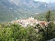 Le village de La Bollène-Vésubie vu du versant nord du col de Turini dans les Alpes-Maritimes.