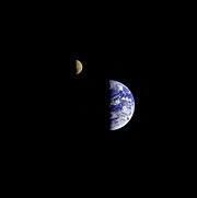 La Tierra y la Luna fotografiadas por la Voyager 1 el 18 de Septiembre de 1977. La imagen fue procesada para equilibrar la luminosidad de ambos cuerpos. NASA