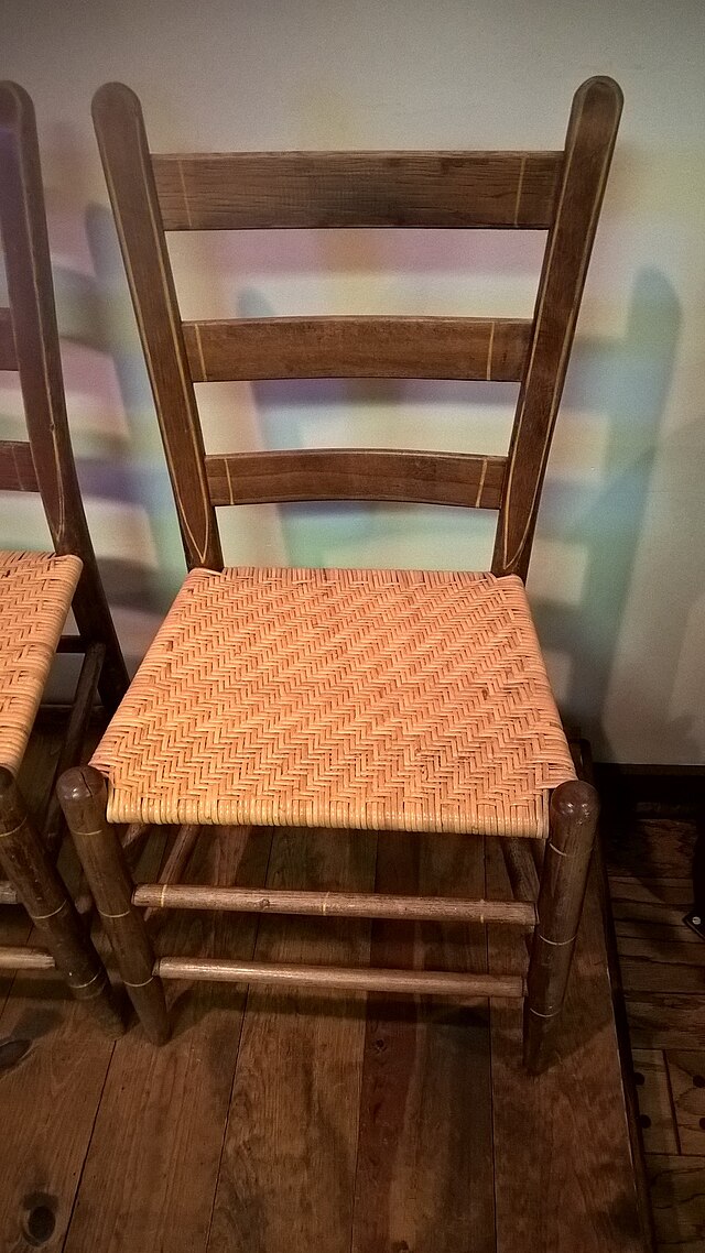 https://upload.wikimedia.org/wikipedia/commons/thumb/b/b6/Ladderback_Chair.jpg/640px-Ladderback_Chair.jpg