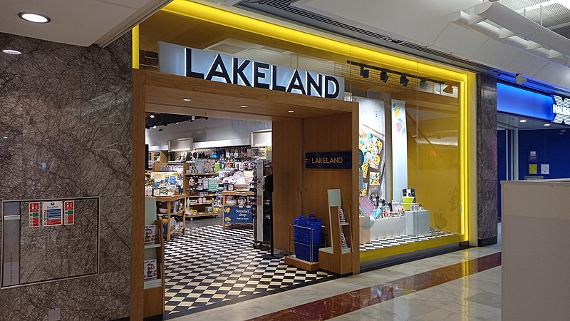 File:Lakeland at Brent Cross Shopping Centre 15 March 2022.jpg