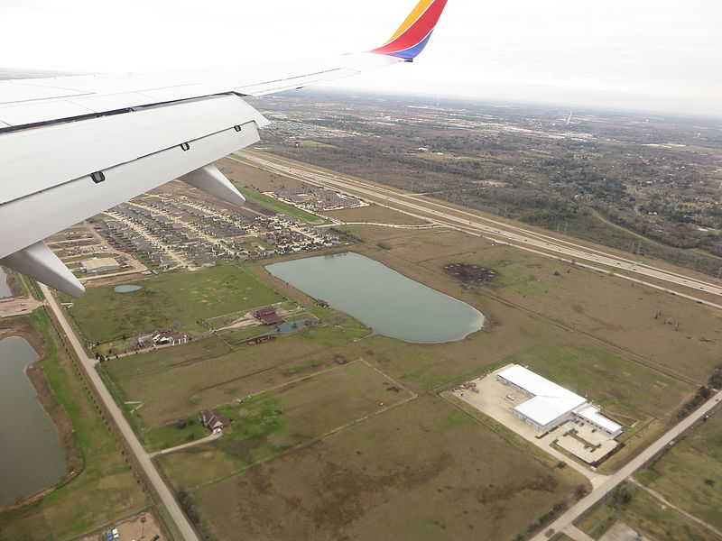 File:Landing at William P. Hobby Airport, Houston, Texas (16075734037).jpg