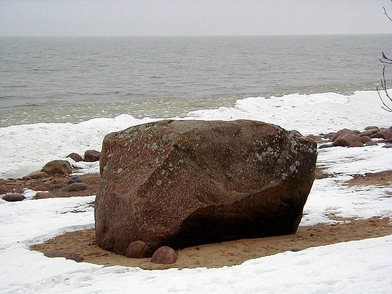 File:Lauču Mazais akmens Vidzemes jūrmalā 2004-02-07.jpg