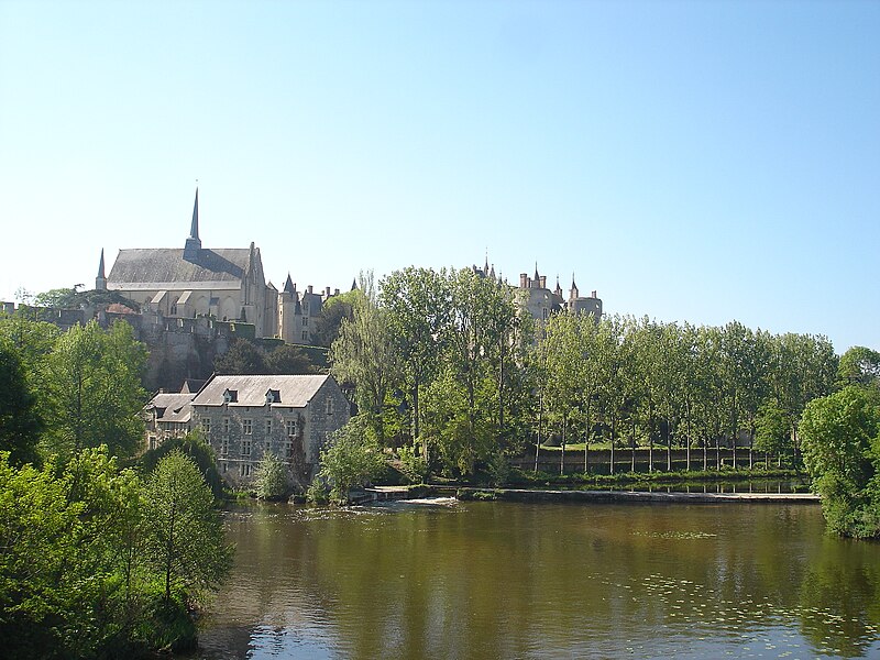 File:Le Thouet à Montreuil-Bellay.jpg