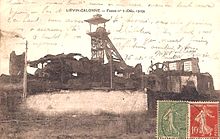 Schwarzweißfoto von Grube 2 im Dezember 1919, das zeigt, dass die Gebäude in der Grube bombardiert oder sabotiert wurden, der Kopfrahmen jedoch noch steht und intakt ist.