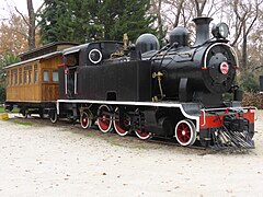 Locomotora de vapor fabricada por Borsig en 1906, número 3045 de Ferrocarriles del Estado, junto a un coche de madera del ferrocarril salitrero.