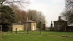 Lodges und gewölbtes Tor zum Dyrham Park