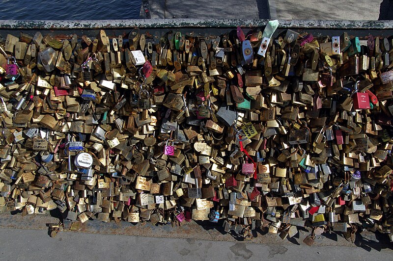 File:Love padlocks on the Pont de l'Archevêché, 13 April 2015.jpg