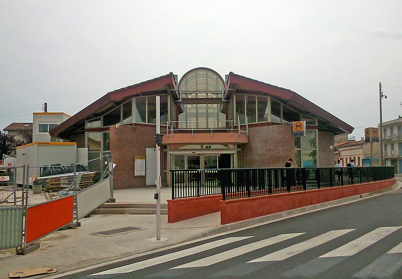 File:Métro Fontaine Lestang - façade.jpg