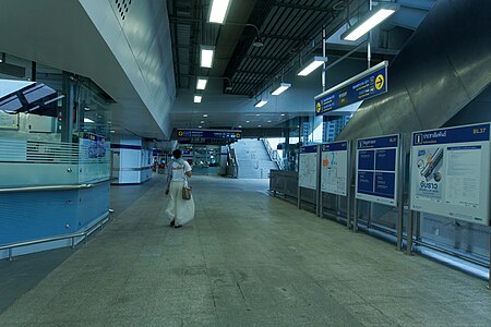 ไฟล์:MRT_Bangkae_station_-_hallway.jpg
