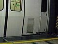 第1代列车的客门与司机门之间设有散热装置