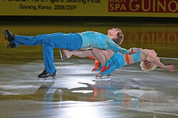 The Hubbells during their Josh Groban exhibition at the 2008-09 Junior Grand Prix Final.