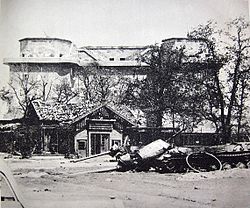 Destroyed IS-2 tanks after the Battle of Berlin, May 1945 Maj 1945 schron Berlin ZOO.JPG