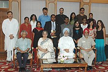 The Fifth "Internship Programme for Diaspora Youth (IPDY) (Know India)", 2006 Manmohan Singh, with participants of the Fifth "Internship Programme for Diaspora Youth (IPDY) (Know India)" under the aegis of the Ministry of Overseas Indian Affairs, in New Delhi on June 10 (1).jpg