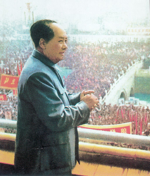 File:Mao Zedong in front of crowd.jpg