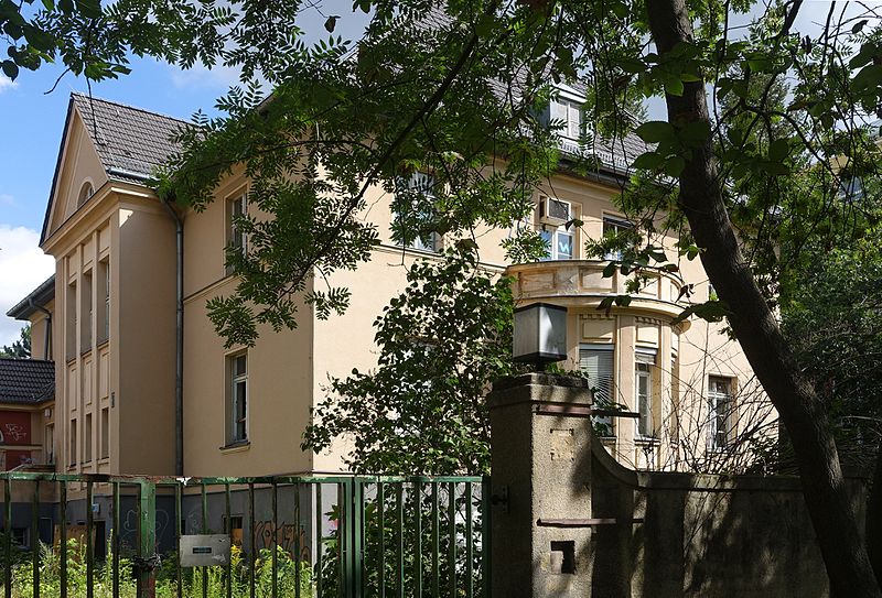 File:Mariendorfer Weg 28 (Berlin-Neukölln) Direktorenwohnhaus.JPG