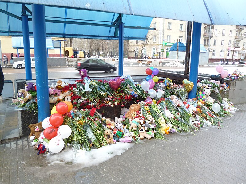 Файл:Memorial to the murdered child at Oktyabrskoe Pole 02.JPG