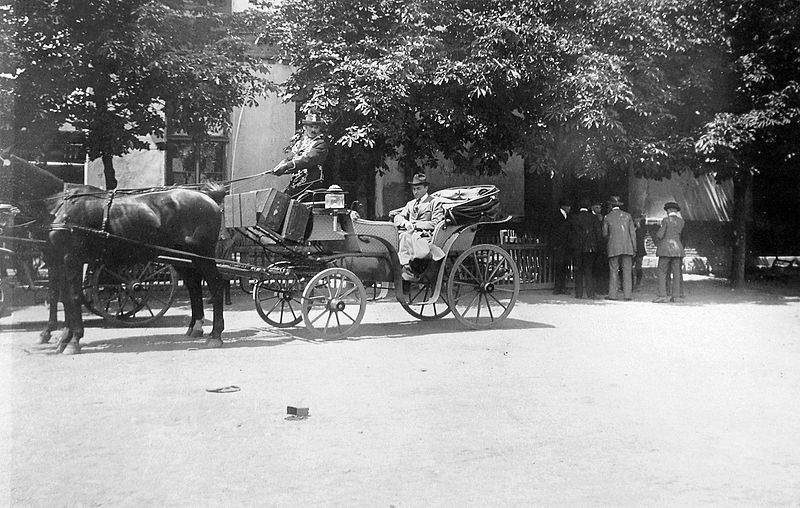 File:Men, square, summer, carriage, horse, coach, teamster, man, travelling, suitcase Fortepan 4671.jpg