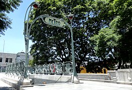 Metro Bellas Artes estilo Guimard, Ciudad de México.jpg